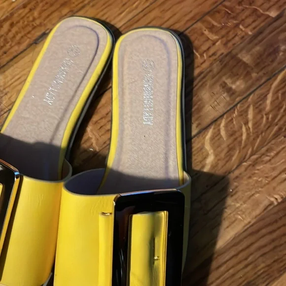 Charming Lady Slides - Picture 4 of 9